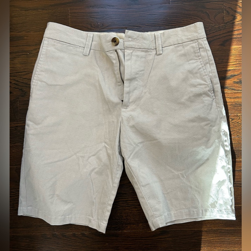 Men's Old Navy White Shorts, size 30
